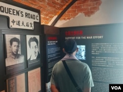 改为抗战及海防博物馆后,展览厅大堂挂满中国国旗及香港特区区旗,并以横额表明“抗战”才是重点主题 (美国之音)