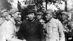 历史照片:毛泽东、朱德(前排右侧)和一批解放军军官游览北平(1949年夏天)