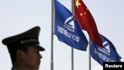 一名保安在北京的中国国有重要企业之一--中国铝业公司外执勤。(资料照片)
