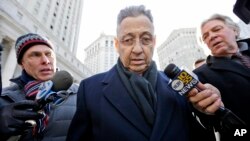 前纽约州众议院议长萧华(Sheldon Silver,中)在离开联邦法庭时被记者包围(2015年2月24日)