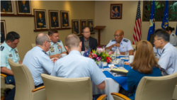 美国空军太平洋部队司令查尔斯·布朗上将(General Charles Brown)(右三)与印太地区国家空军高官会谈(美国空军照片)