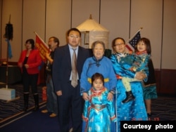 2010年11月13日,在美国新泽西州;特木伦-陶格楚格(右一)一家在一年一度的成吉思汗大祭上 (恩和巴图-陶格楚格 提供)