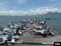 访问香港的美国航空母舰“乔治·华盛顿号”上的战斗机(2012年7月10日,美国之音丁力拍摄)