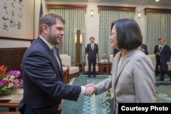 台湾总统蔡英文星期一在总统府会见美国亚利桑那州联邦众议员加耶戈 (图片来源:台湾总统府)