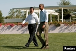 2013年6月8日,美国总统奥巴马和中国主席习近平在加州的庄园并肩而行。
