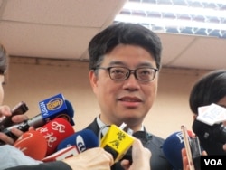 台湾陆委会副主委邱垂正接受媒体采访(美国之音张永泰拍摄)