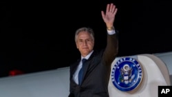 美国国务卿布林肯在菲律宾首都马尼拉登上飞机前往南非进行访问(2022年8月6日)