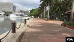 在离APEC主会场不远的这处马尼拉湾水畔公园的步道,每日勉强维生的小户渔民们已被清空。(美国之音奥伦戴恩拍摄)