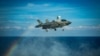 美国海军陆战队一架F-35B战机在南中国海举行的一次飞行行动中正准备在美利坚号两栖攻击舰的甲板上降落。(2020年4月18日)