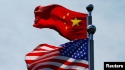 美中两国贸易官员2019年在上海会谈之前外滩上飘扬的两国国旗(路透社2019年7月30日)