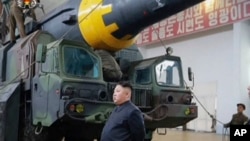 朝鲜官媒2017年5月15日的的视频截图显示,朝鲜领导人金正恩在朝鲜某地的导弹试验场