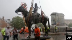 2020年7月1日,工人们在移走维吉尼亚州首府里士满的杰克逊将军像。