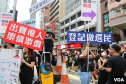 有人动员用选票惩罚违背民意的建制派议员 (美国之音记者申华拍摄)