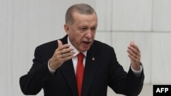 Presiden Turki Recep Tayyip Erdogan memberikan pidato di depan parlemen Turki di Ankara, hari Minggu (1/10).