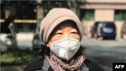 资料照:中国武汉作家方方在武汉封城期间 (2020年2月22日, 法新社)