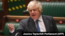 英国议会发布的照片显示,首相约翰逊在下议院首相问答环节期间回答问题。(2021年2月24日)