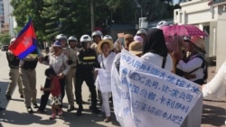 戈公省居民在位于首都金边的中国大使馆前,抗议中国公司优联集团在当地进行土地开发。(2019年8月21日)