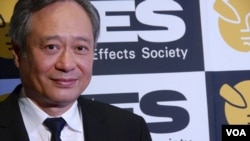李安在视觉效果协会红地毯留影(美国之音国符摄影)