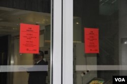 红色警示令生效时香港立法会入口二门紧闭 (美国之音记者申华拍摄)