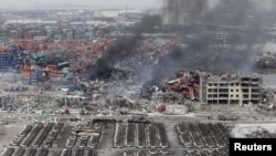 天津滨海新区发生爆炸后,消防员在现场试图灭火(2015年8月14日)