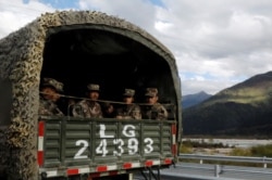 中国士兵在驶往西藏林芝的军车上(2020年10月19日)