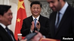 中国希腊两个经贸官员签署协议之际,中国国家主席习近平站在他们身后鼓掌。(2019年11月11日)