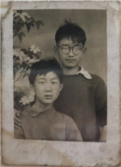 1961年蔡楚(右)与同学在成都合影