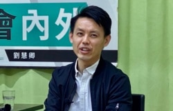 香港民主党主席罗健熙表示,警方1-06国安法大搜捕不会影响该党的路线,如果今年9月有立法会选举,民主党约有15名党员包括他自己愿意参选 (美国之音/汤慧芸)