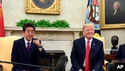 川普总统在白宫椭圆形办公室会晤安倍晋三首相。(2018年6月7日)