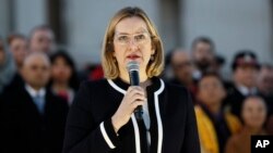 英国内政大臣安珀·路德(Amber Rudd)在伦敦特拉法加广场上为袭击事件遇难者的烛光守夜行动中讲话(2017年3月23日)