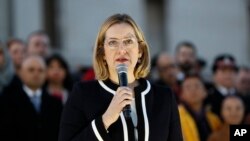 英国内政大臣安珀·路德(Amber Rudd)在伦敦特拉法加广场上为袭击事件遇难者的烛光守夜行动中讲话(2017年3月23日)