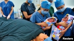 一名中国产妇在陕西西安一家医院里刚刚生产一对双胞胎。(资料照片)