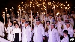 韩国人穿着传统服装,举着火把,参加庆祝3月1日独立日游行(2017年3月1日)
