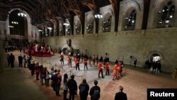 英女王伊利沙白二世的灵柩设在威斯敏斯特大厅供民众瞻仰。(路透社2022年9月14日)
