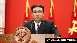 朝鲜领导人金正恩在平壤纪念朝鲜劳动党建立76周年大会上讲话。(2021年10月11日)