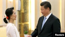 昂山素季在北京和中国主席习近平握手(2015年6月11日)