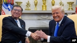 美国总统特朗普(Donald Trump)2月7日在白宫会见来访的日本首相石破茂(Shigeru Ishiba)。图为两人握手致意。