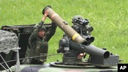 资料照片:台湾士兵在南部屏东县进行实弹操演。(2023年7月3日)