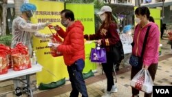 解封后的逸葵楼居民排队领取当局送赠的海味福袋 (美国之音/汤惠芸)