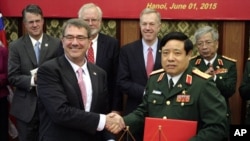 2015年6月1日美国国防部长卡特(前左)与越南国防部部长冯光青签署了一项美越双边合作意向协议后握手。