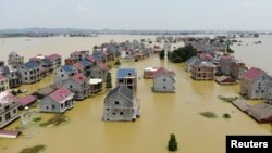 资料照:江西省鄱阳县在强降雨后房屋和农田被洪水淹了。(2020年7月17日)