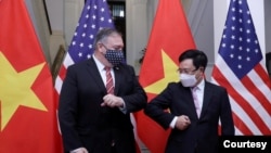 美国国务卿蓬佩奥与越南副总理兼外长范平明2020年10月30日在河内会晤(越南新闻社照片)