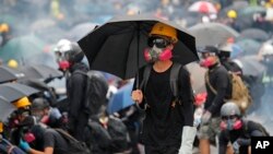 资料照片: 香港抗议者2019年8月31日星期六发起民主抗议活动,在街头与警察对峙。