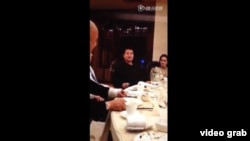 中国央视著名主持人毕福剑在私人聚餐上调侃毛泽东(网络视频截图)