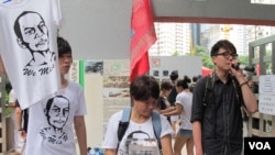 香港人6月30日游行前手持李旺阳画像,收集给李旺阳家属的慰问信