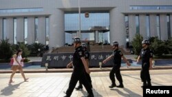 警察在昆明中级法院门前巡逻,当时该法院正在审理昆明恐怖袭击案(2014年9月12日)