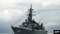 日本海上自卫队驱逐舰“涟”号星期三上午从东中国海进入了台湾海峡。图为该舰于2017年在新加坡樟宜海军基地附近的海峡参加新加坡海军成立50周年庆祝活动。(法新社:2017年5月15日)