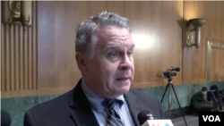 资料照:美国国会共和党众议员史密斯(Rep. Chris Smith, R-NJ)在国会山接受美国之音采访。