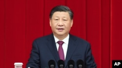 在新华社发布的这张照片中,中国国家主席习近平在2022年12月30日在北京举行的中国人民政治协商会议全国委员会组织的新年聚会上发表讲话。