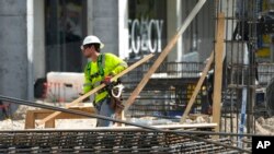 2023年1月24日,迈阿密一个建筑工地的工人在工作。(美联社照片)